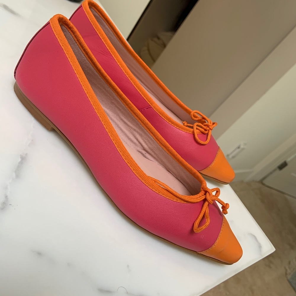 Flat shoes orange and pink by French designer.